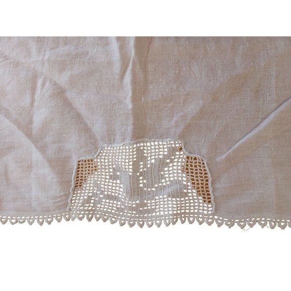 Vtg Grandma's Linen Hand Crochet Table Topper Bird Pattern 22" x 14.5" White - Picture 3 of 6